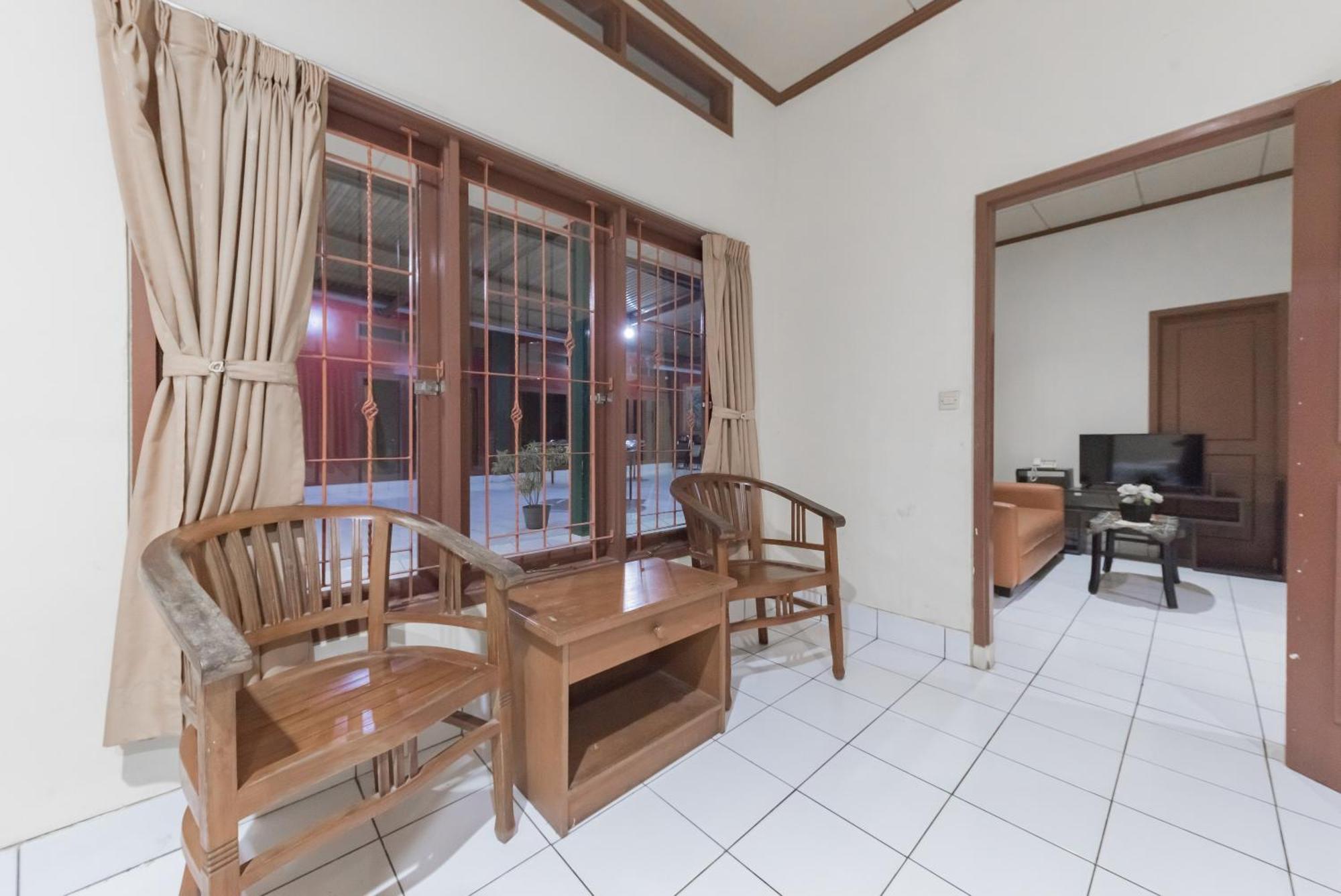 Reddoorz Plus At Hotel Griya Astoeti Bogor Exterior foto